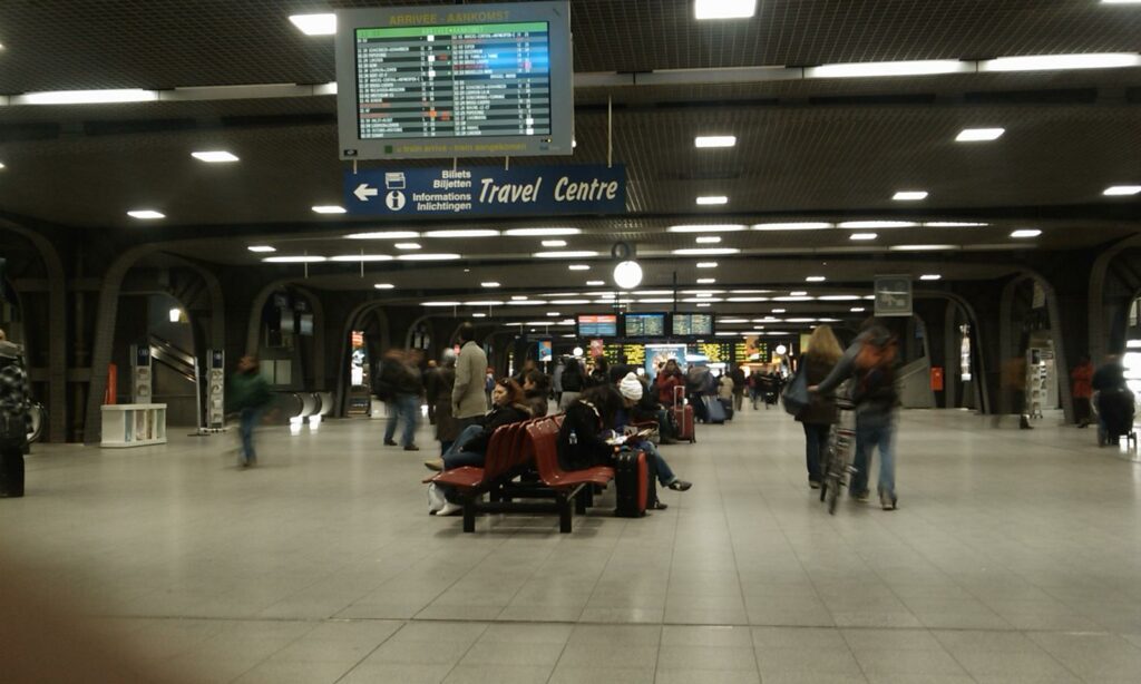 Comment réserver un train à la gare de Bruxelles Midi ? Comment contacter le service des objets perdus de la Gare de Bruxelles Midi ?